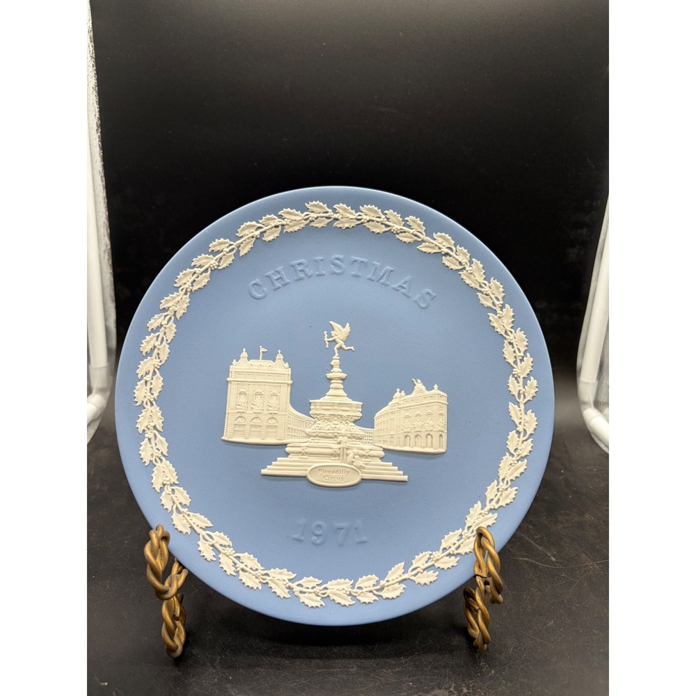 Wedgwood Christmas Plate 1971 Piccadilly Circus Blue Jasperware England 8 inch